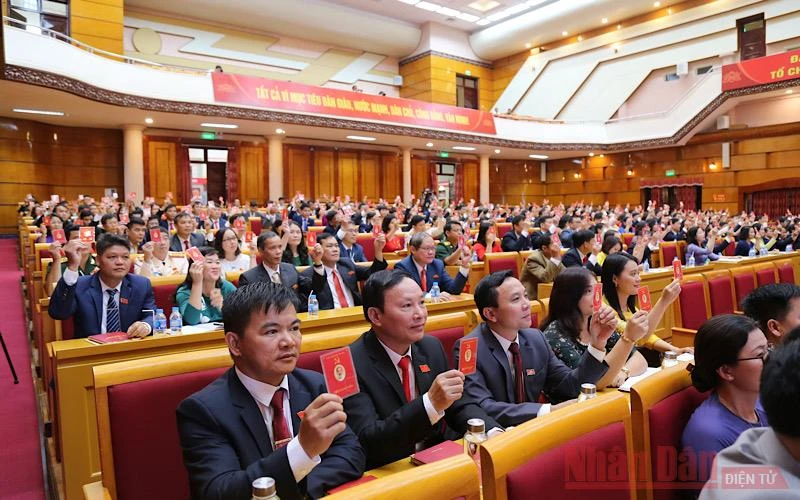 Các đại biểu biểu quyết thông qua Nghị quyết và Chương trình hành động của Đại hội Đảng bộ tỉnh Lạng Sơn lần thứ 17, nhiệm kỳ 2020 - 2025.