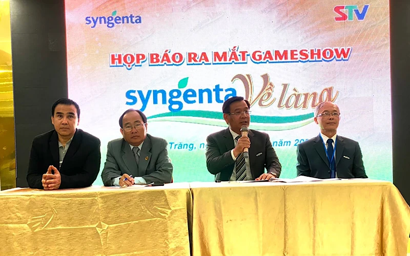 Ban tổ chức games show “Syngenta về làng” trả lời các câu hỏi của phóng viên trong buổi ra mắt.
