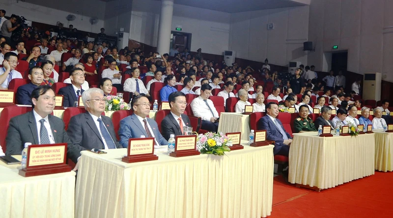 Các đại biểu dự Lễ kỷ niệm 255 năm Ngày sinh (1765 - 2020), tưởng niệm 200 năm Ngày mất (1820 - 2020) của Danh nhân văn hóa thế giới - Ðại thi hào dân tộc Nguyễn Du.