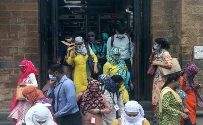 Hành khách rời khỏi nhà ga Chhatrapati Shivaji Terminus, TP Mumbai, Ấn Độ, ngày 22-9. (Ảnh: Reuters)