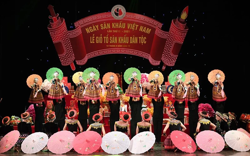 Tiết mục biểu diễn của các nghệ sĩ Nhà hát múa rối Việt Nam tại lễ Giỗ Tổ nghề sân khấu Việt Nam. Ảnh: HÀ PHƯƠNG