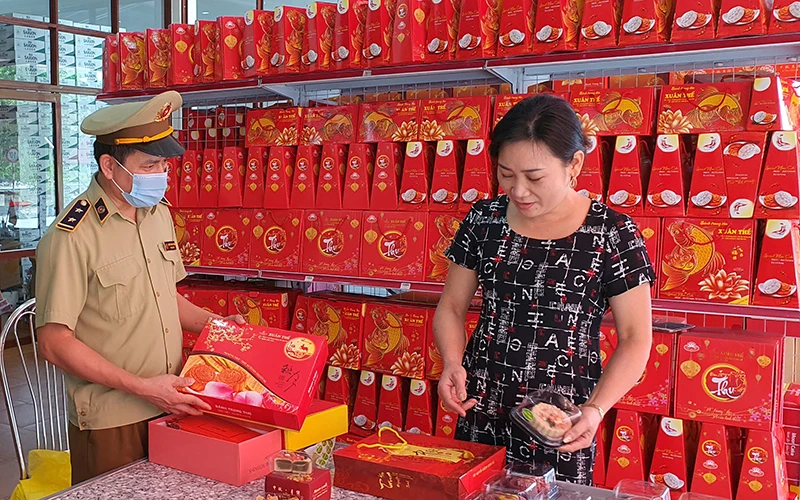 Lực lượng Quản lý thị trường Quảng Ninh kiểm tra cơ sở sản xuất, kinh doanh bánh kẹo Xuân Thế, xã Quảng Minh (huyện Hải Hà).