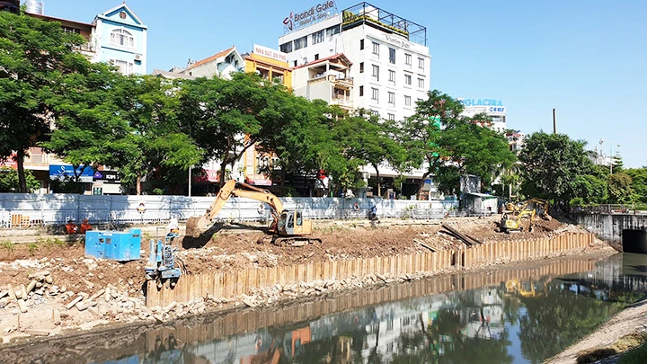 Nhiều năm qua, việc cải tạo sông Tô Lịch vẫn chưa đạt hiệu quả để làm sạch nước sông.