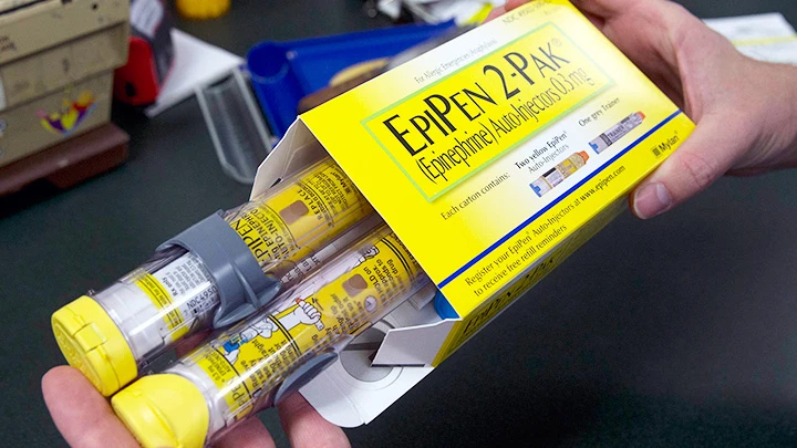 Bút tiêm EpiPen bị tăng giá mà không có lý do rõ ràng trên thị trường Mỹ. Ảnh: CNN