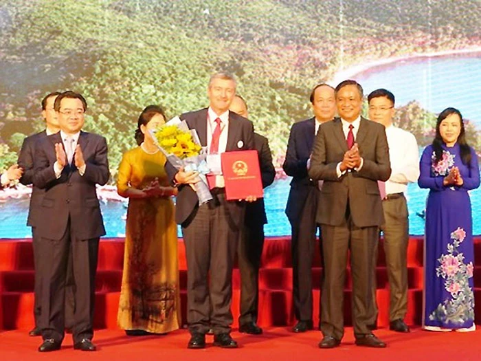 UBND tỉnh Kiên Giang trao giấy chứng nhận đầu tư cho các doanh nghiệp tại Hội nghị xúc tiến đầu tư tỉnh Kiên Giang năm 2019.