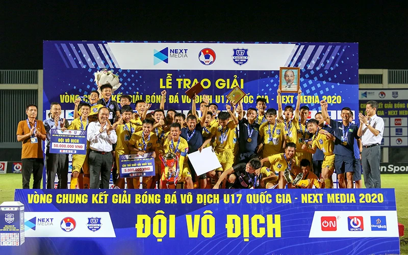 Sông Lam Nghệ An giành chiến thắng 3-2 trước Học viện Nutifood để lên ngôi vô địch. Ảnh: HỮU TUẤN 