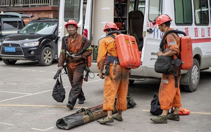 Lực lượng cứu hộ tại hiện trường vụ tai nạn hầm mỏ ở Trung Quốc. Ảnh TÂN HOA XÃ