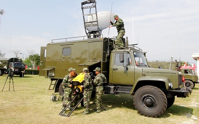 Cán bộ, chiến sĩ Lữ đoàn Thông tin 575 (Quân khu 5) huấn luyện làm chủ hệ thống trang thiết bị trên xe thông tin tìm kiếm cứu nạn.