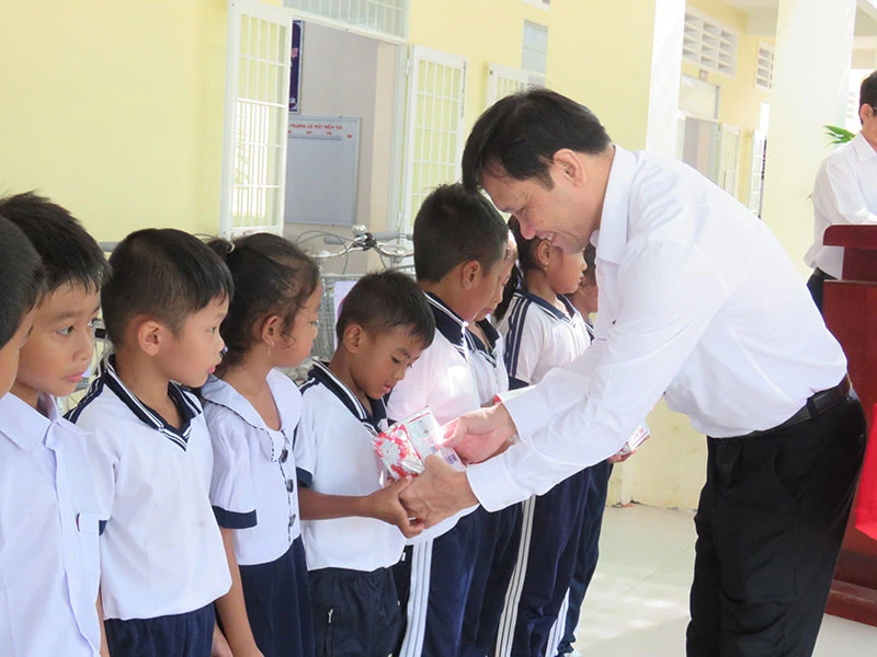 Ông Nguyễn Phước Đức, Tổng Giám đốc EVNSPC tặng quà cho các em học sinh nghèo hiếu học tại tỉnh Trà Vinh.