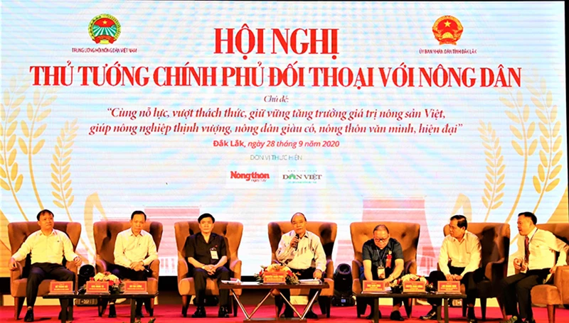 Thủ tướng Nguyễn Xuân Phúc và lãnh đạo các bộ, ngành Trung ương lắng nghe và trả lời, giải đáp những câu hỏi của nông dân tại hội nghị. 