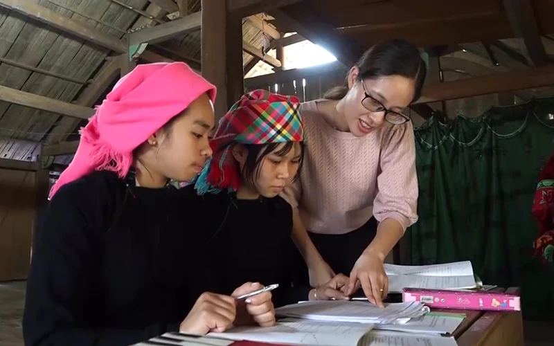 Cán bộ trẻ hướng dẫn các em học thêm tại huyện Văn Yên.