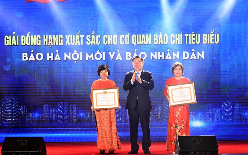 Đồng chí Vương Đình Huệ, Ủy viên Bộ Chính trị, Bí thư Thành ủy trao Giải đồng hạng xuất sắc cho Báo Nhân Dân và Báo Hà Nội mới.