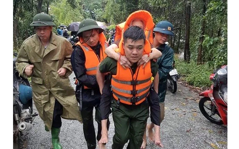 Lực lượng công an, quân đội hỗ trợ người dân huyện Hạ Hòa (Phú Thọ) bị ảnh hưởng do mưa lũ đến nơi an toàn. Ảnh: CTV