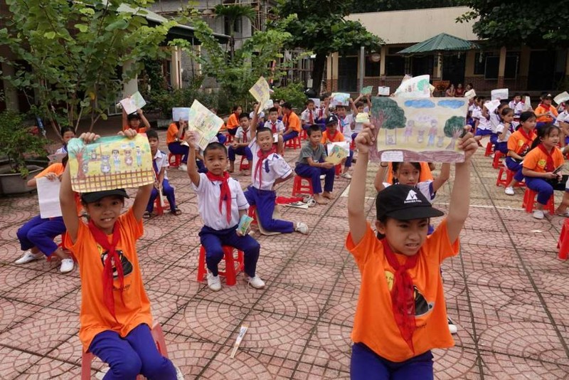 Học sinh tiểu học Bồng Khê khoe tranh dự thi em và gấu chống dịch Covid-19.