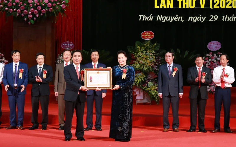 Chủ tịch Quốc hội Nguyễn Thị Kim Ngân trao phần thưởng cho các cá nhân, đại diện tập thể có thành tích xuất sắc. 