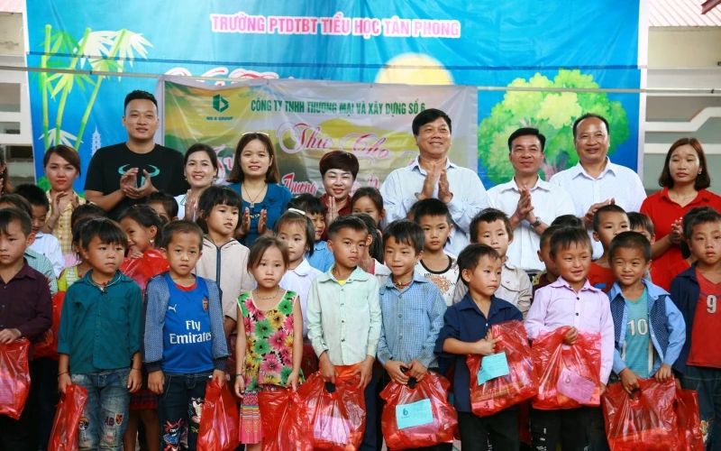 Lãnh đạo Hiệp hội Doanh nghi tỉnh cùng lãnh đạo huyện Nậm Pồ trao quà trung thu cho học sinh xã Si Pha Phìn.