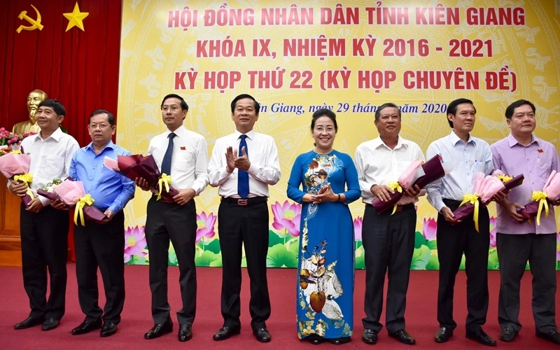 Thường trực Tỉnh ủy và Chủ tịch HĐND tỉnh Kiên Giang cùng các nhân sự vừa được bầu và miễn nhiệm. 