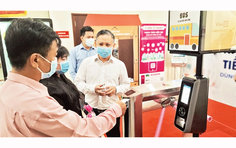 Các đại biểu tìm hiểu tiện ích của mô hình quản lý "Trường học thông minh - An toàn - Không dùng tiền mặt" được trưng bày tại Sở Giáo dục và Ðào tạo TP Hồ Chí Minh.