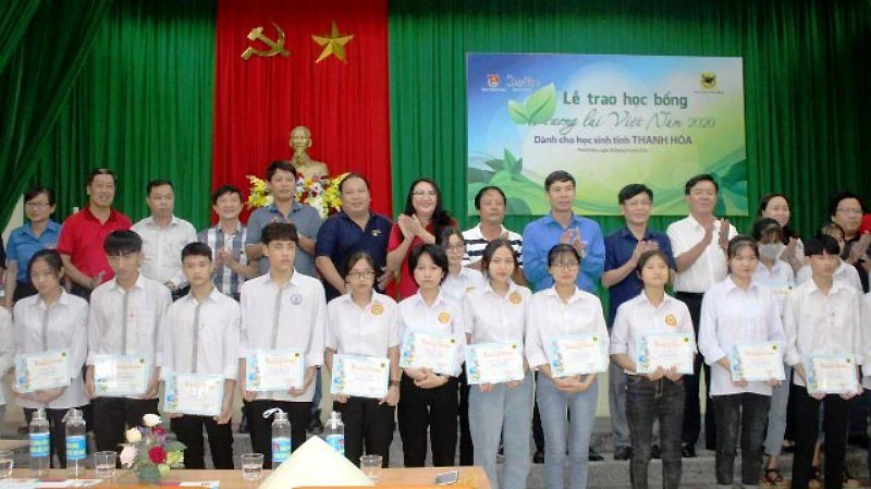 Ban tổ chức cùng các học sinh được trao học bổng “Vì tương lai Việt Nam”.