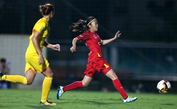 Nữ tuyển thủ Quốc gia Huỳnh Như (áo đỏ) đang có một khởi đầu mùa giải ấn tượng tại TP Hồ Chí Minh I. (Nguồn: VFF)