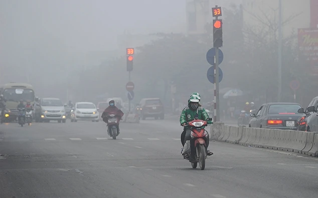Sương mù và bụi dày đặc trên đường Nguyễn Khoái, quận Hai Bà Trưng (Hà Nội). Ảnh: NGUYỄN ÐĂNG