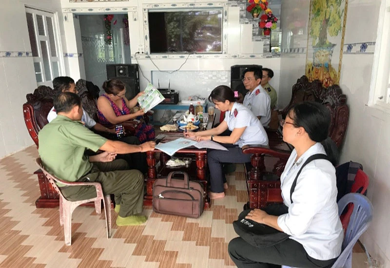 Đoàn kiểm tra liên ngành làm việc tại hộ kinh doanh của bà Phạm Thị P.