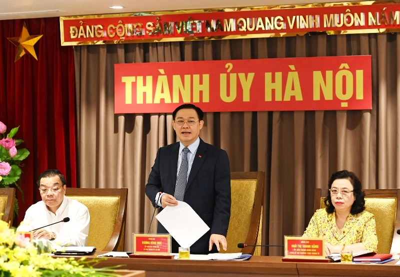 Đồng chí Vương Đình Huệ, Ủy viên Bộ Chính trị, Bí thư Thành ủy phát biểu ý kiến tại hội nghị. (Ảnh: DUY LINH)