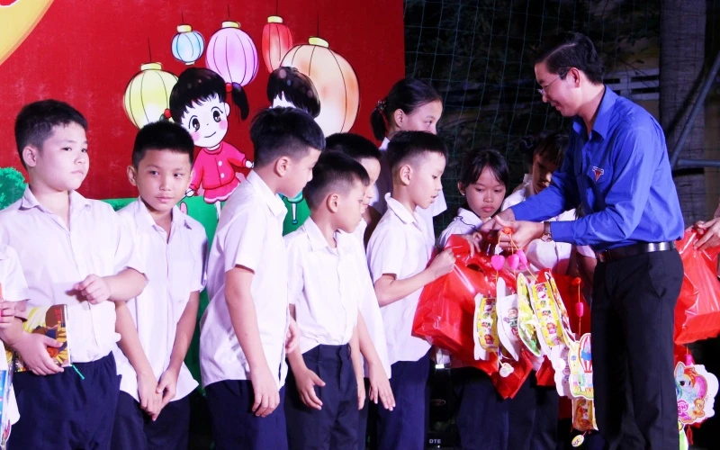 Trao quà cho trẻ em tại làng Hy Vọng.