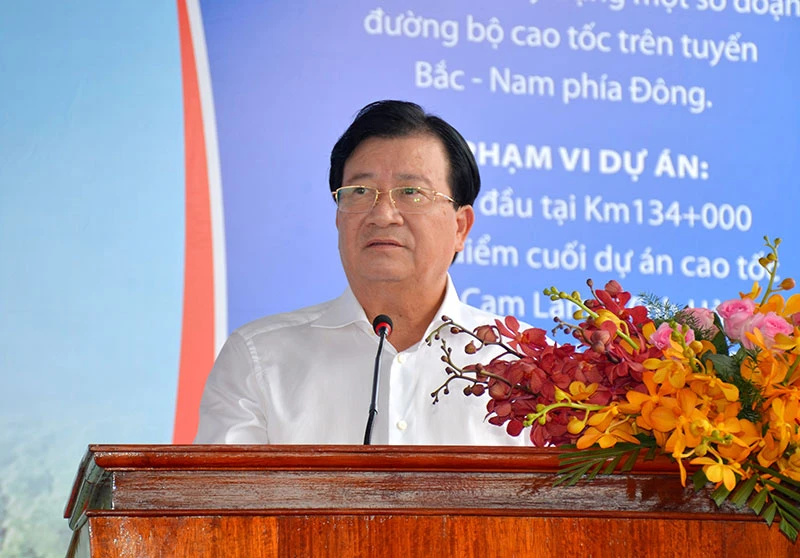 Phó Thủ tướng Chính phủ Trịnh Đình Dũng phát biểu chỉ đạo và phát lệnh khởi công xây dựng Dự án thành phần đoạn Vĩnh Hảo - Phan Thiết thuộc dự án xây dựng một số đoạn đường bộ cao tốc trên tuyến bắc – nam phía đông.