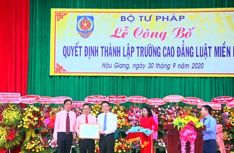 Bộ trưởng Lê Thành Long trao Quyết định thành lập cho lãnh đạo Trường Cao đẳng Luật miền nam.