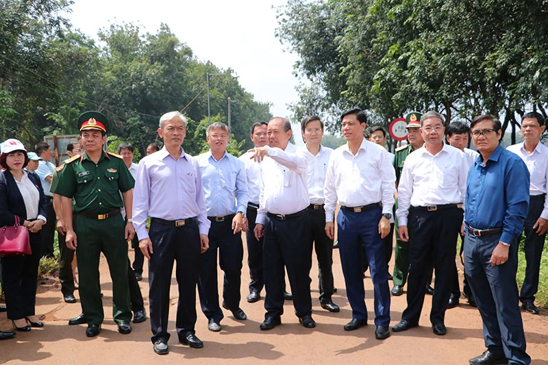 Phó Thủ tướng Trương Hòa Bình kiểm tra công tác giải phóng mặt bằng dự án Sân bay Long Thành ở xã Bình Sơn, huyện Long Thành.