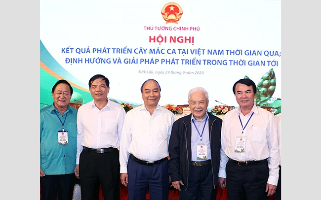 Thủ tướng Nguyễn Xuân Phúc với các đại biểu dự hội nghị. Ảnh: THỐNG NHẤT (TTXVN)