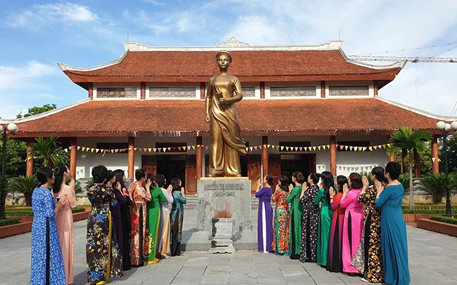 Cán bộ, nhân dân dâng hương, tưởng niệm trước Tượng đài đồng chí Nguyễn Thị Minh Khai tại Nhà lưu niệm ở TP Vinh (Nghệ An).