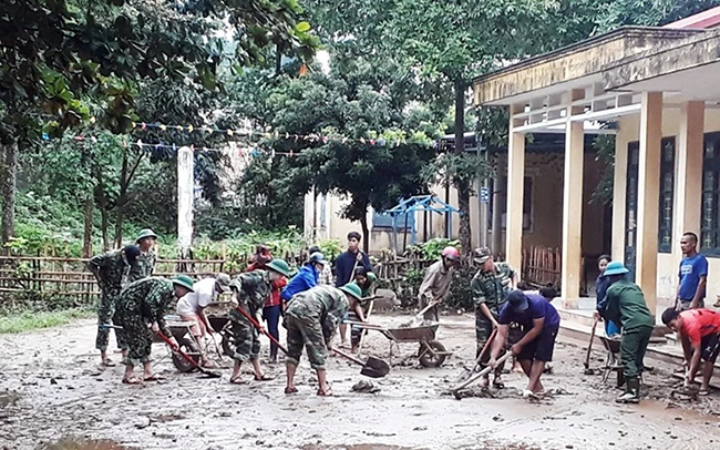 Cán bộ, chiến sĩ Đồn Biên phòng Cửa khẩu quốc tế La Lay giúp dân khắc phục hậu quả do bão số 5.