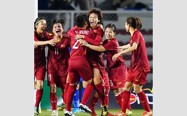Niềm vui của các cầu thủ nữ Việt Nam khi ghi bàn thắng. Ảnh VFF
