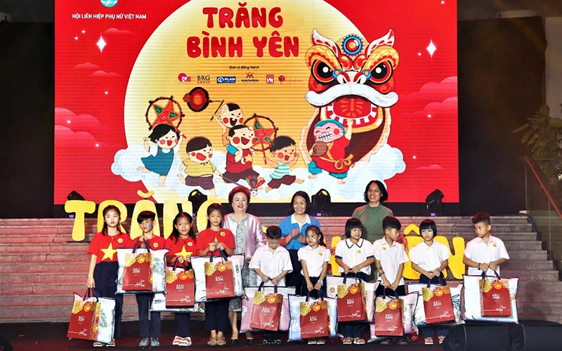 Bà Nguyễn Thị Nga trao những món quà tặng trẻ em có hoàn cảnh đặc biệt tại chương trình "Trăng bình yên".