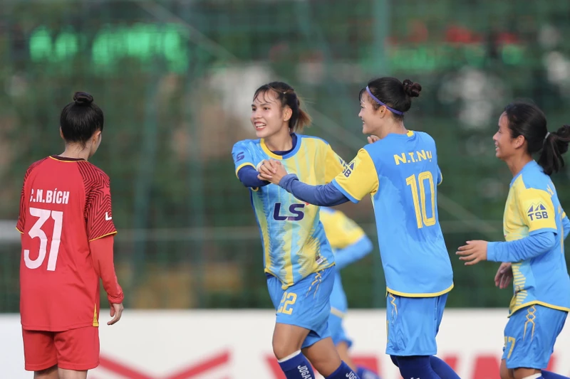 Nguyễn Thị Hạnh ghi bàn thắng gỡ hòa cho Sơn La. (Nguồn: VFF)