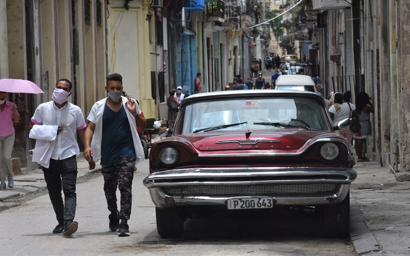 Người dân đeo khẩu trang khi đi lại trên đường phố Havana, Cuba, ngày 12-6. (Ảnh: Tân Hoa xã)