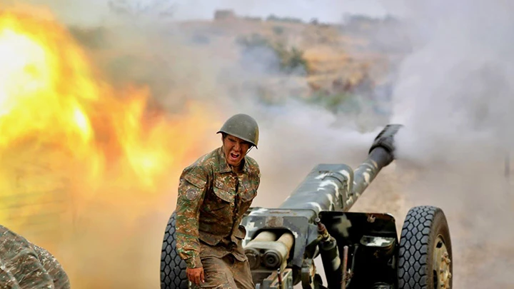 Binh sĩ Armenia nã pháo vào các mục tiêu của Azerbaijan tại Nagorno-Karabakh. Ảnh: FRANCE24