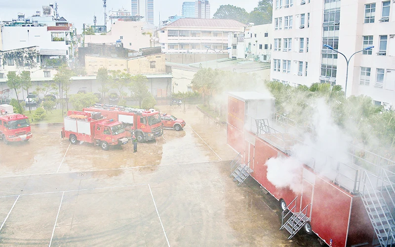 Trình diễn tình huống ứng cứu hỏa hoạn tại Phòng Cảnh sát Phòng cháy, chữa cháy và Cứu hộ, cứu nạn Công an TP Hồ Chí Minh.