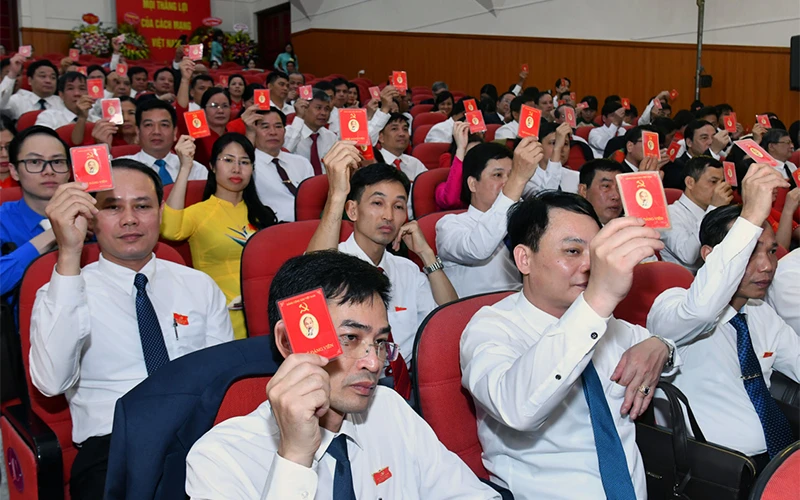 Các đại biểu biểu quyết thông qua Nghị quyết Ðại hội đại biểu Ðảng bộ huyện Gia Lâm lần thứ 22, nhiệm kỳ 2020 - 2025. Ảnh: ÐĂNG ANH 