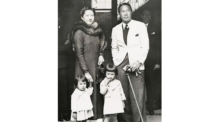 Cựu hoàng Bảo Đại, Hoàng hậu Nam Phương và hai con Phương Liên và Phương Dung. 