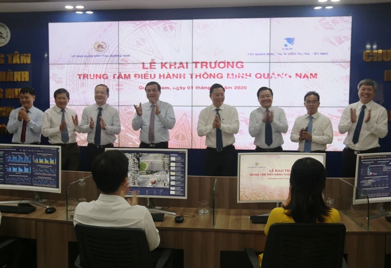 Lãnh đạo tỉnh Quảng Nam và Tập đoàn VNPT ấn nút khai trương Trung tâm IOC.