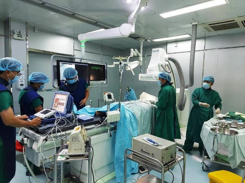 Ekip bác sĩ Bệnh viện Hoàn Mỹ Đà Nẵng tiến hành cấy máy khử rung ICD cứu sống bệnh nhân.