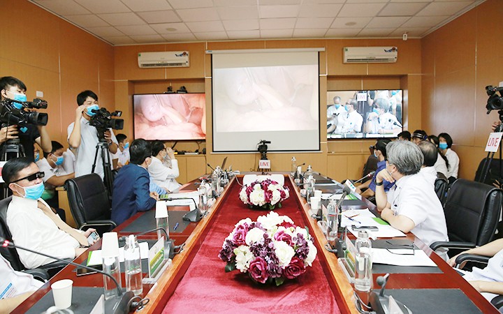 Các bác sĩ Bệnh viện Hữu nghị Việt Đức tư vấn phẫu thuật trực tuyến qua hệ thống mổ nội soi công nghệ 3D.