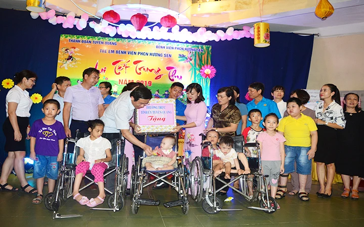 Tặng quà Trung thu các bệnh nhi ở Bệnh viện Phục hồi chức năng Hương Sen, tỉnh Tuyên Quang.