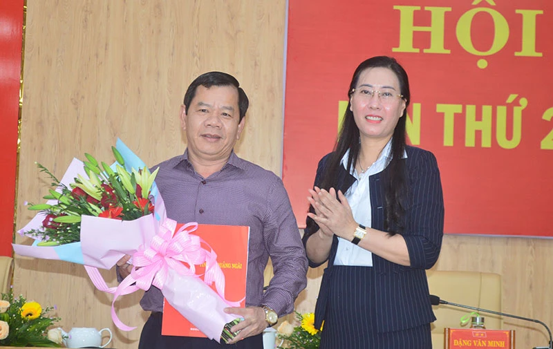 Bí thư Tỉnh ủy Quảng Ngãi Bùi Thị Quỳnh Vân trao quyết định của Ban Bí thư cho đồng chí Đặng Văn Minh.