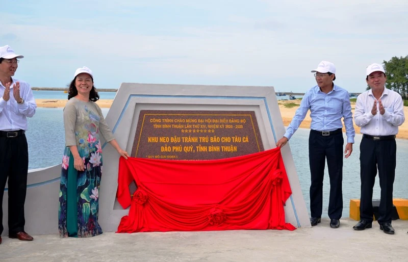 Ông Lê Tuấn Phong, Phó Chủ tịch UBND tỉnh Bình Thuận (bên phải) cùng đại diện lãnh đạo Tổng cục Thủy sản, Bộ NN-PTNT thực hiện nghi thức kéo băng gắn biển Công trình Chào mừng Đại hội đại biểu Đảng bộ tỉnh Bình Thuận lần thứ 14.