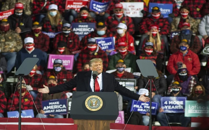 Ông Trump phát biểu trong cuộc vận động tranh cử diễn ra ngày 30-9, tại bang Minnesota. (Ảnh: AP)