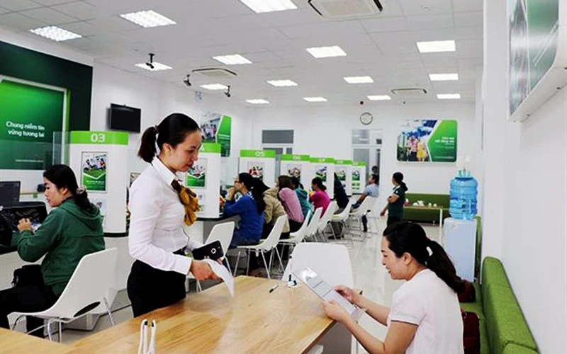 Khách hàng giao dịch tại Phòng giao dịch Vietcombank Mỹ Tho (Tiền Giang). Ảnh: VCB